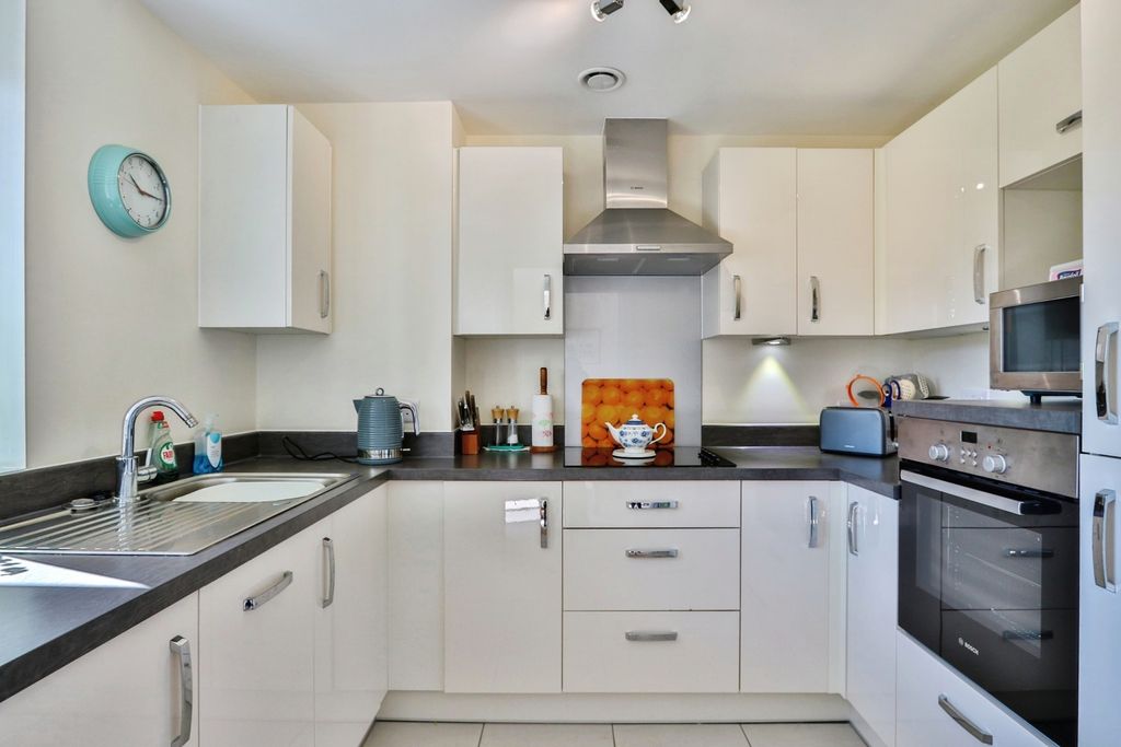 1 bed flat for saleMacaulay Road, Broadstone, Dorset BH18 photo 3