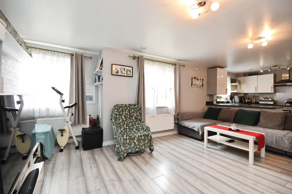 Additional image 5 of 2 bed flat for salePerryfields, Braintree CM7