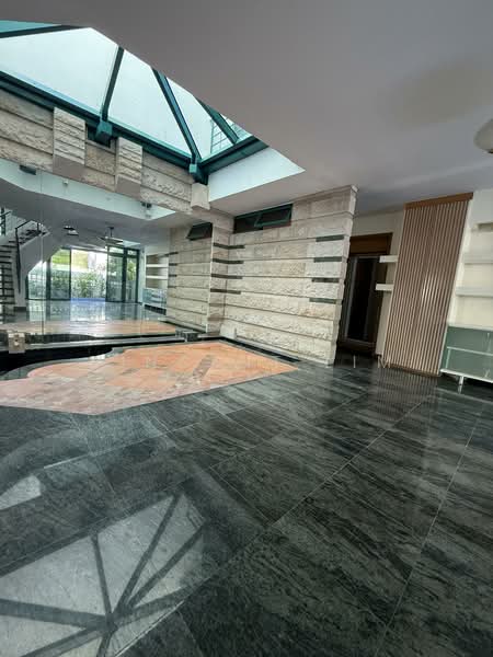 Kew Crescent photo 4