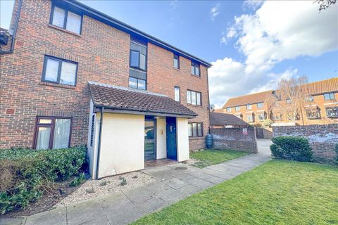 Deerhurst Close, Feltham, Middlesex TW13, Studio for sale