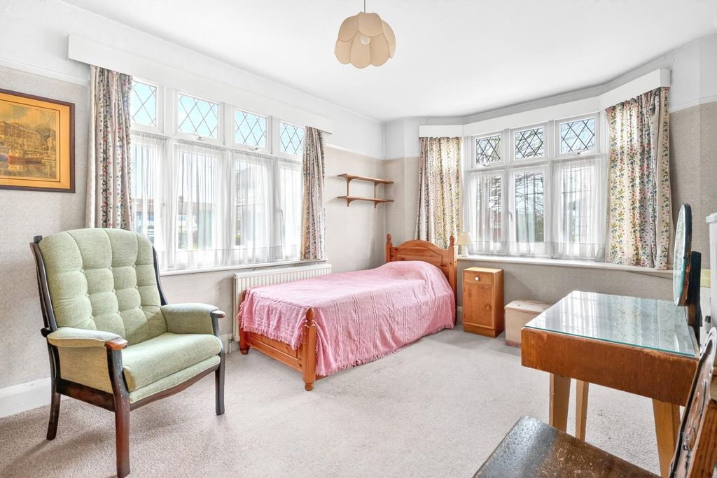 Additional image 10 of 3 bed semi-detached house for saleBoston Gardens, Brentford TW8
