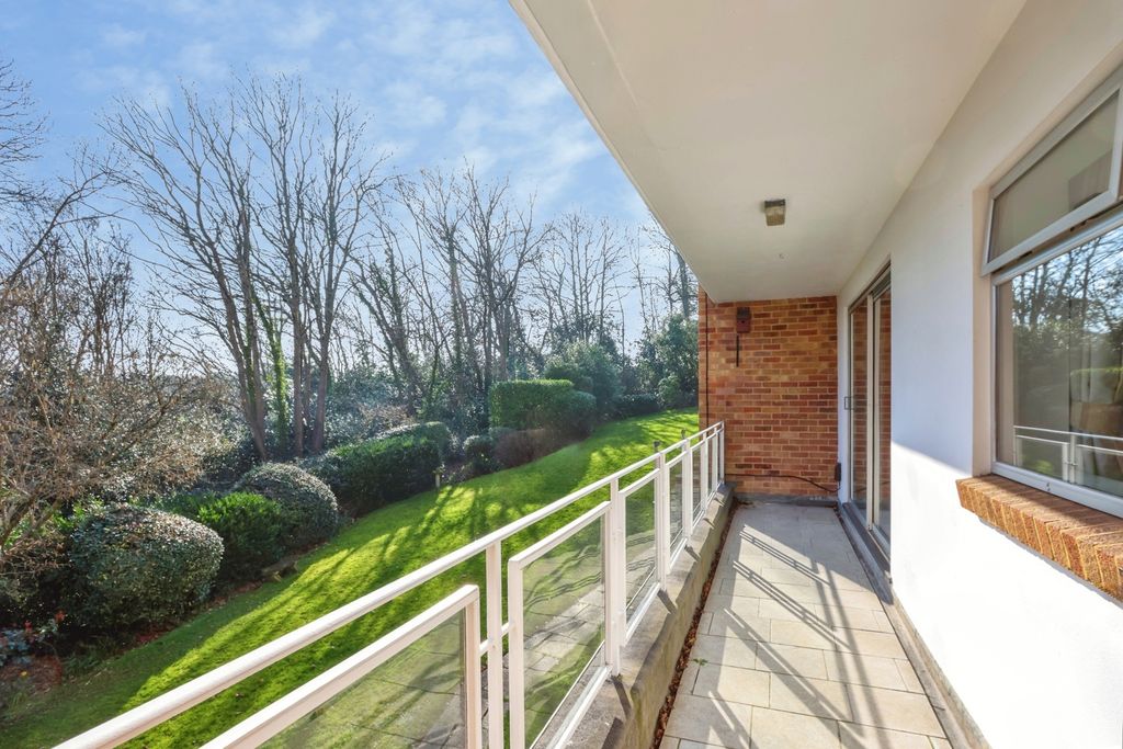 3 bed flat for saleWallace Road, Broadstone, Dorset BH18 photo 4