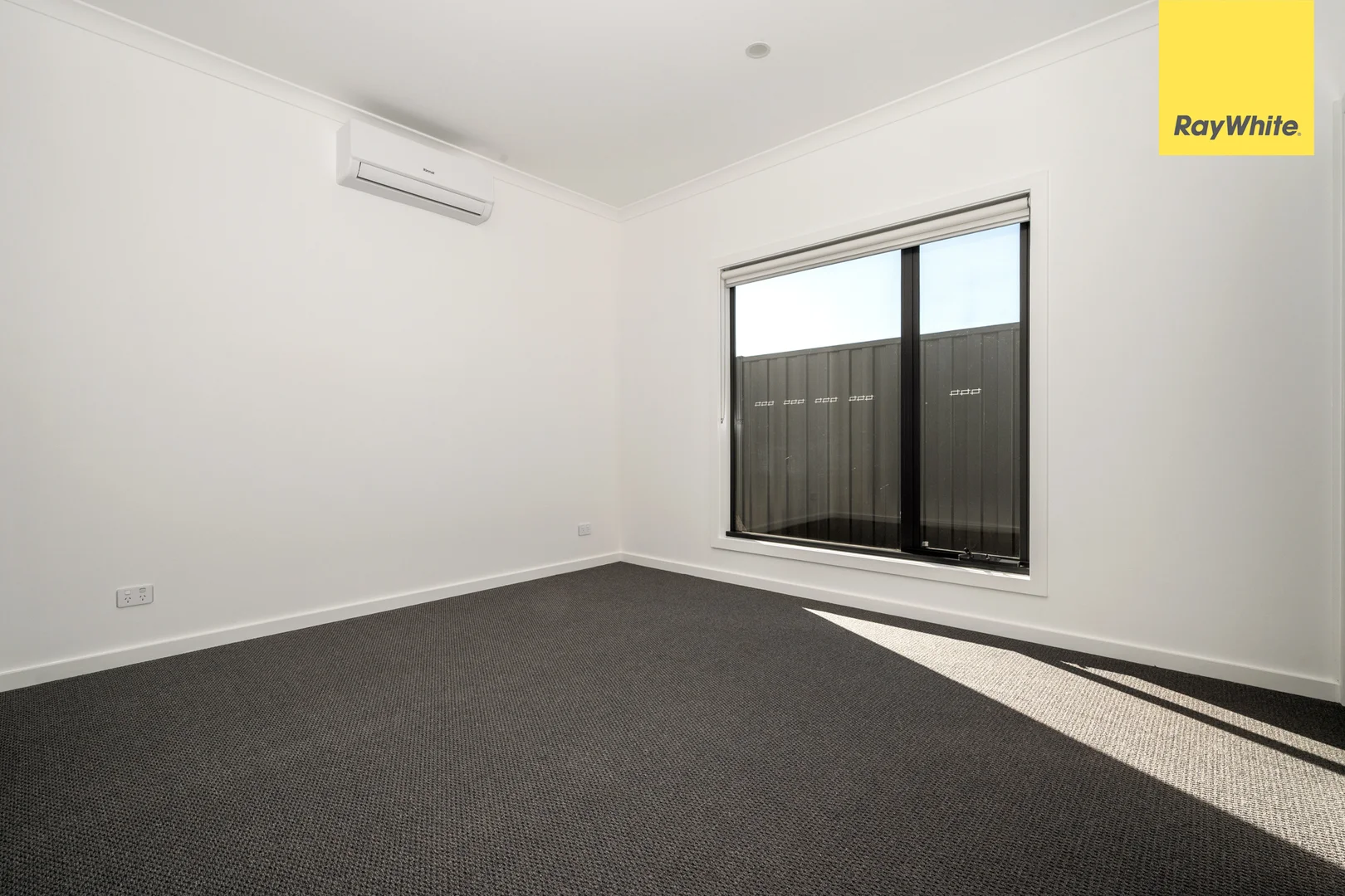 112 Hanover Circuit, Melton South VIC 3338 photo 4