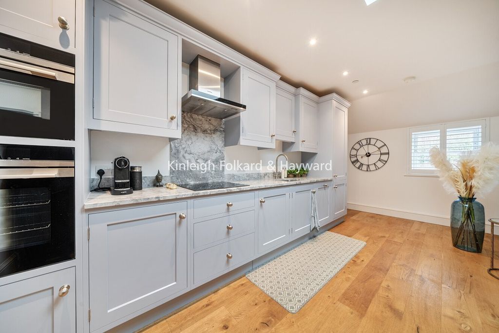 Additional image 7 of 2 bed flat for saleWilloughby Lane, Bromley BR1