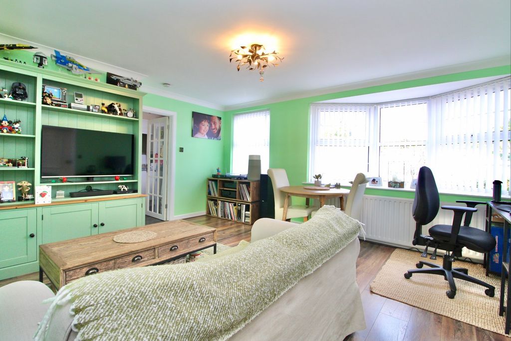 Additional image 2 of 2 bed flat for saleGrosvenor Mews, Lymington SO41