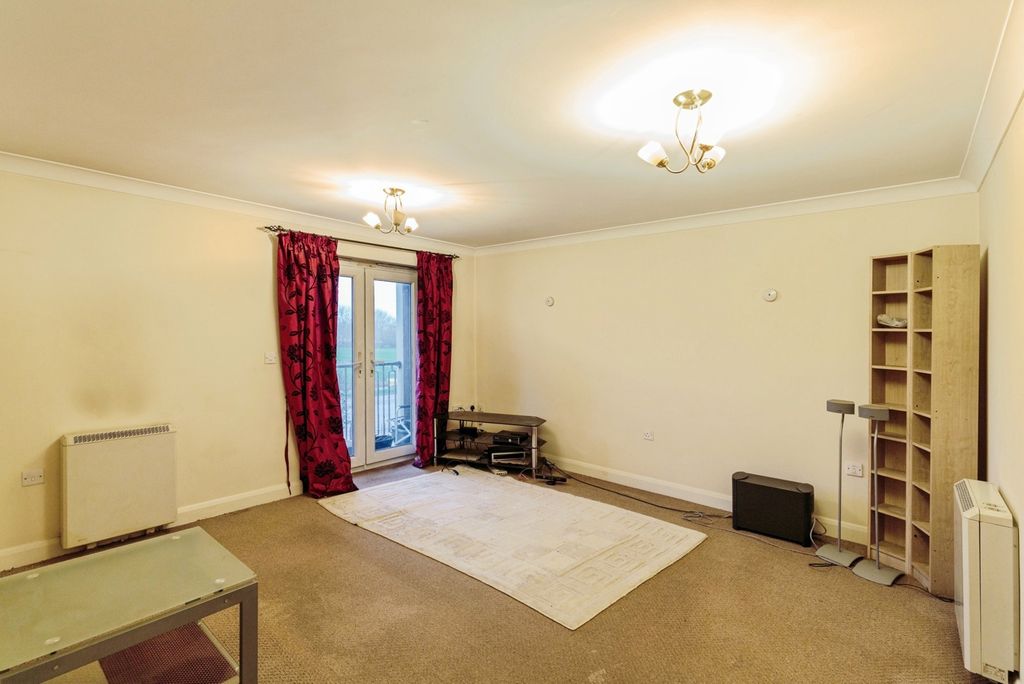 2 bed flat for saleNewton Drive, Blackpool, Lancashire FY3 photo 3