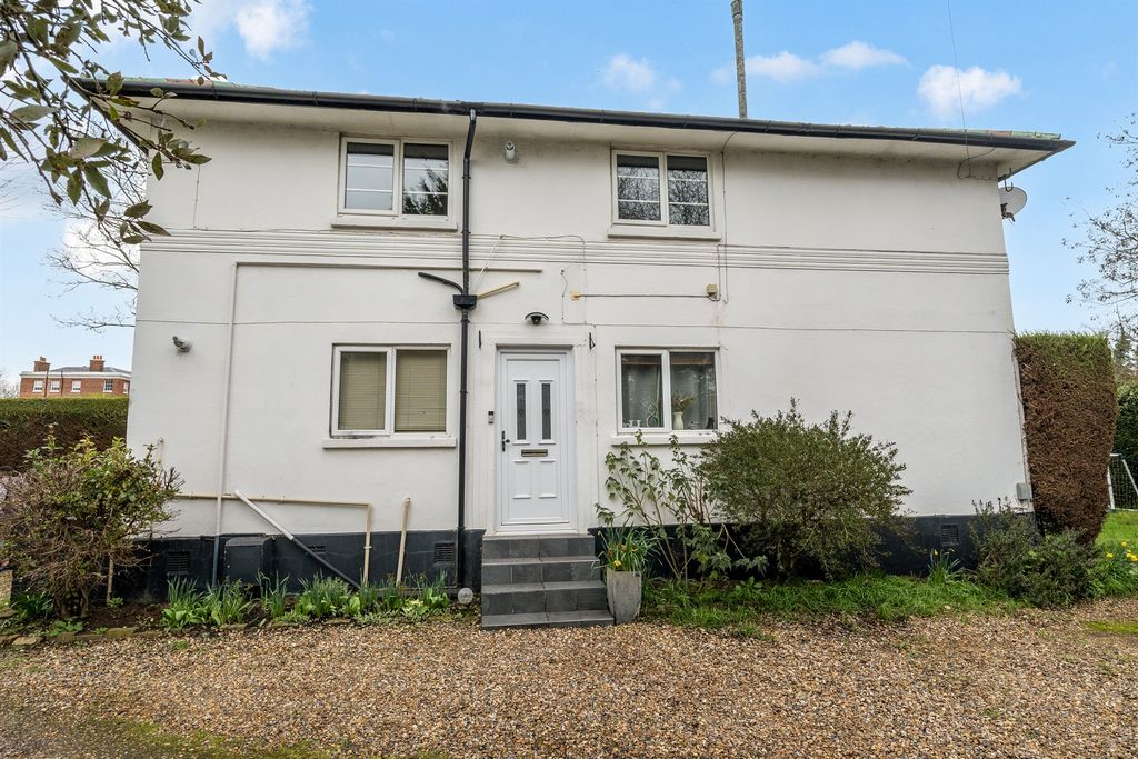 2 bed flat for saleRay Drive, Maidenhead SL6