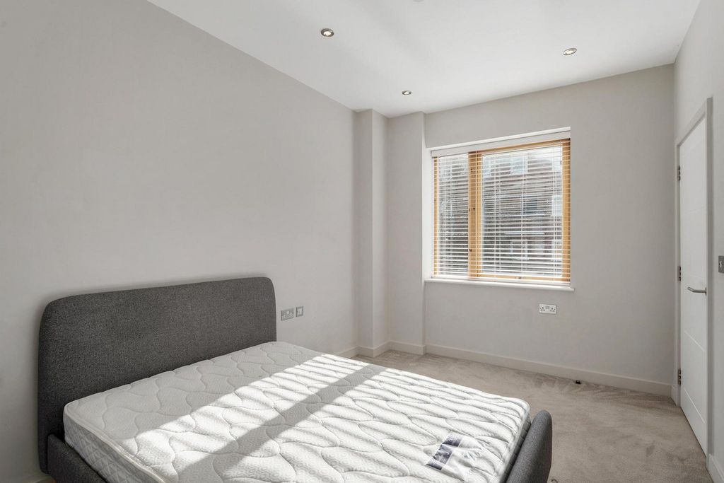 Additional image 11 of 4 bed semi-detached house for saleGibsons Place, Brentford TW8