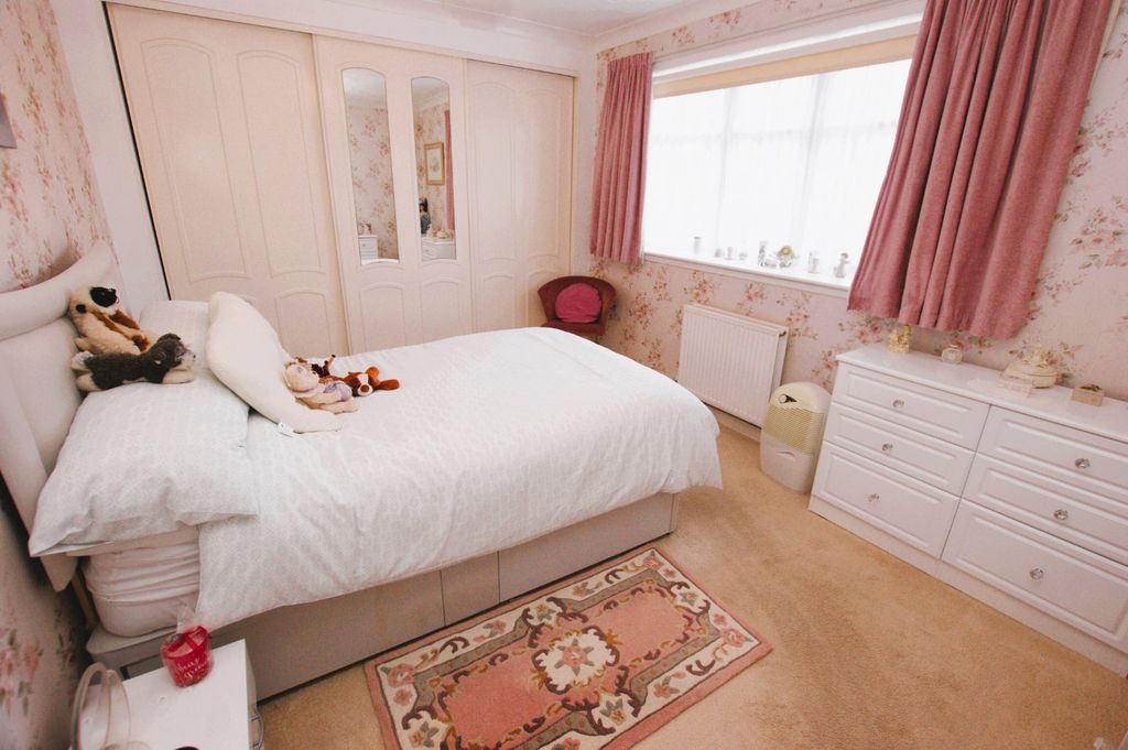 2 bed bungalow for saleStoborough Drive, Broadstone, Dorset BH18 photo 5