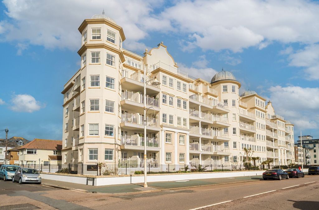 2 bed flat for saleThe Esplanade, Esplanade Grande The Esplanade PO21 photo 2