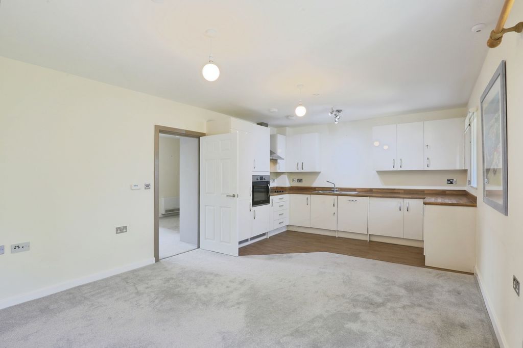 2 bed flat for saleSargent Square, Broadway, Worcestershire WR12 photo 2