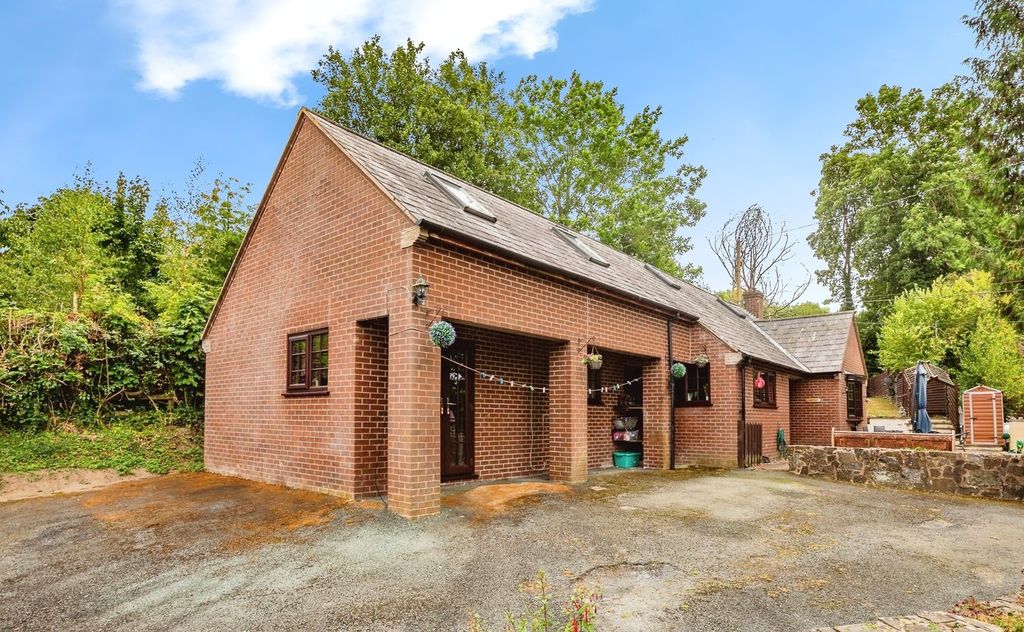 5 bed detached bungalow for saleLlandyssil, Montgomery SY15