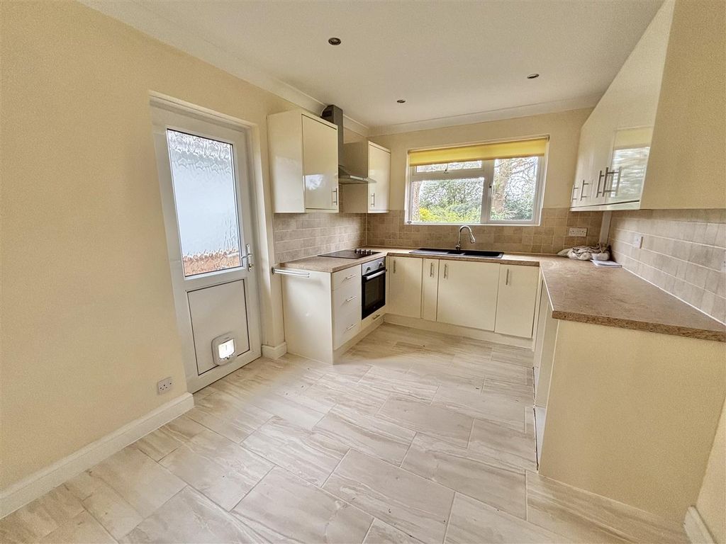 2 bed detached bungalow for saleSteepleton Road, Broadstone BH18 photo 2