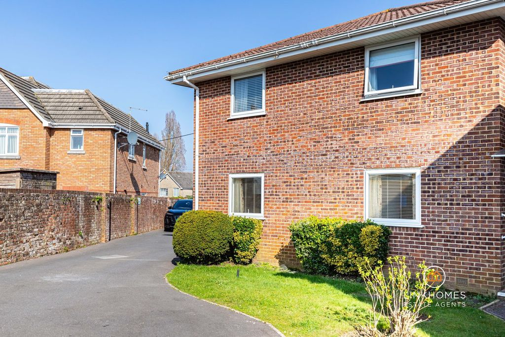 2 bed flat for saleGrange Road, Broadstone BH18