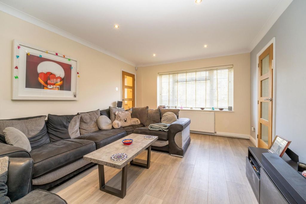 Additional image 4 of 6 bed detached house for saleTilehouse Close, Borehamwood WD6
