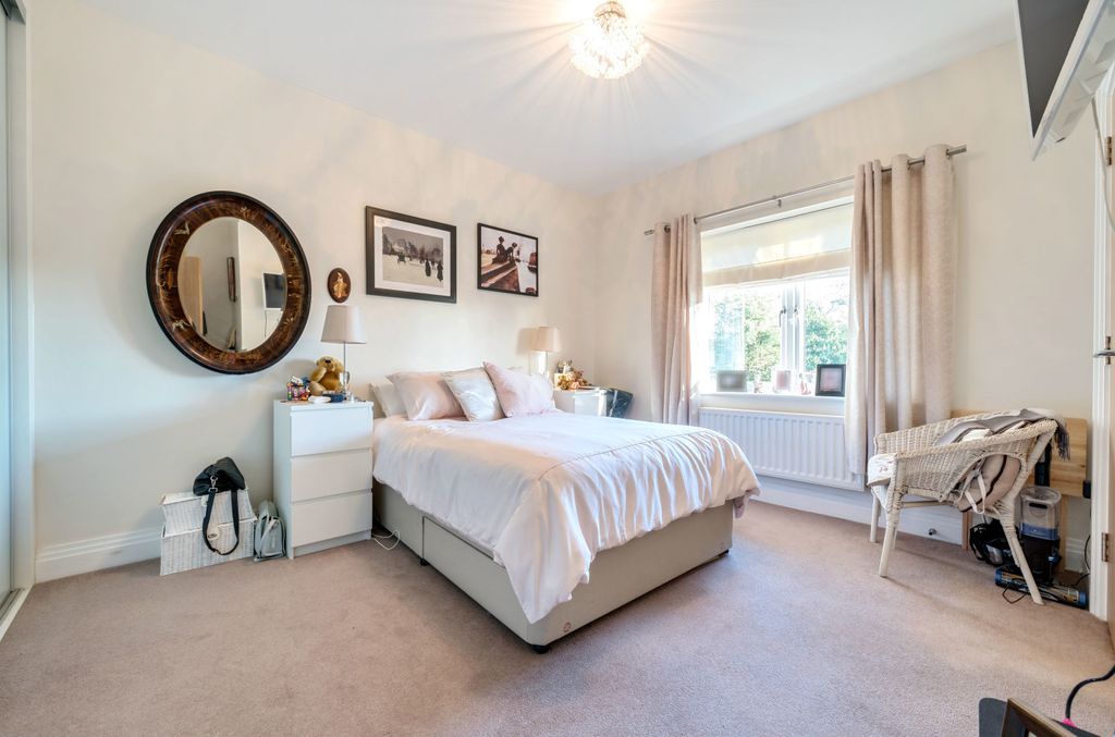 Additional image 7 of 2 bed flat for saleLondon Road, Binfield, Bracknell, Berkshire RG42