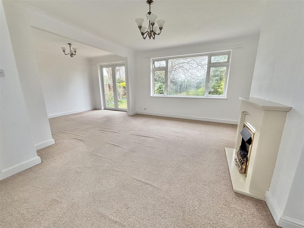 2 bed detached bungalow for saleSteepleton Road, Broadstone BH18 photo 3