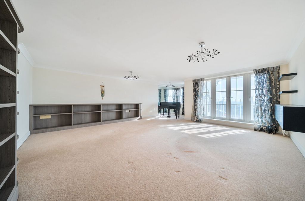 3 bed flat for saleThe Esplanade, Esplanade Grande The Esplanade PO21 photo 4