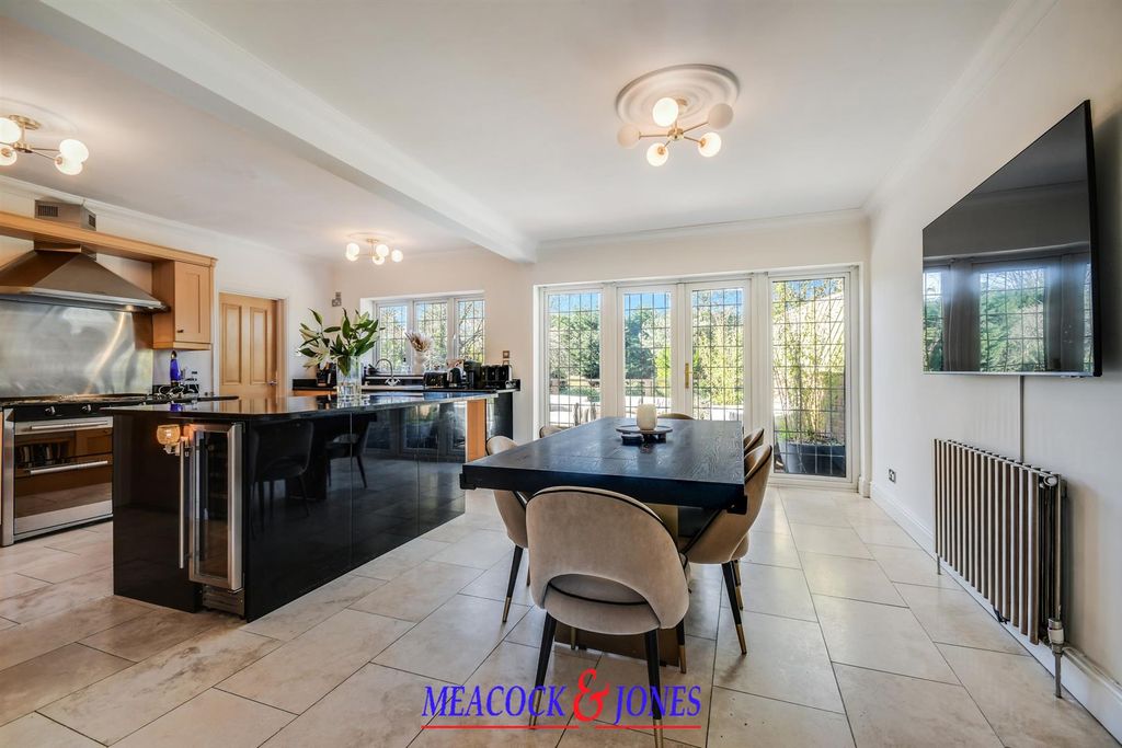 Additional image 8 of 5 bed detached house for saleMount Avenue, Hutton Mount, Brentwood CM13