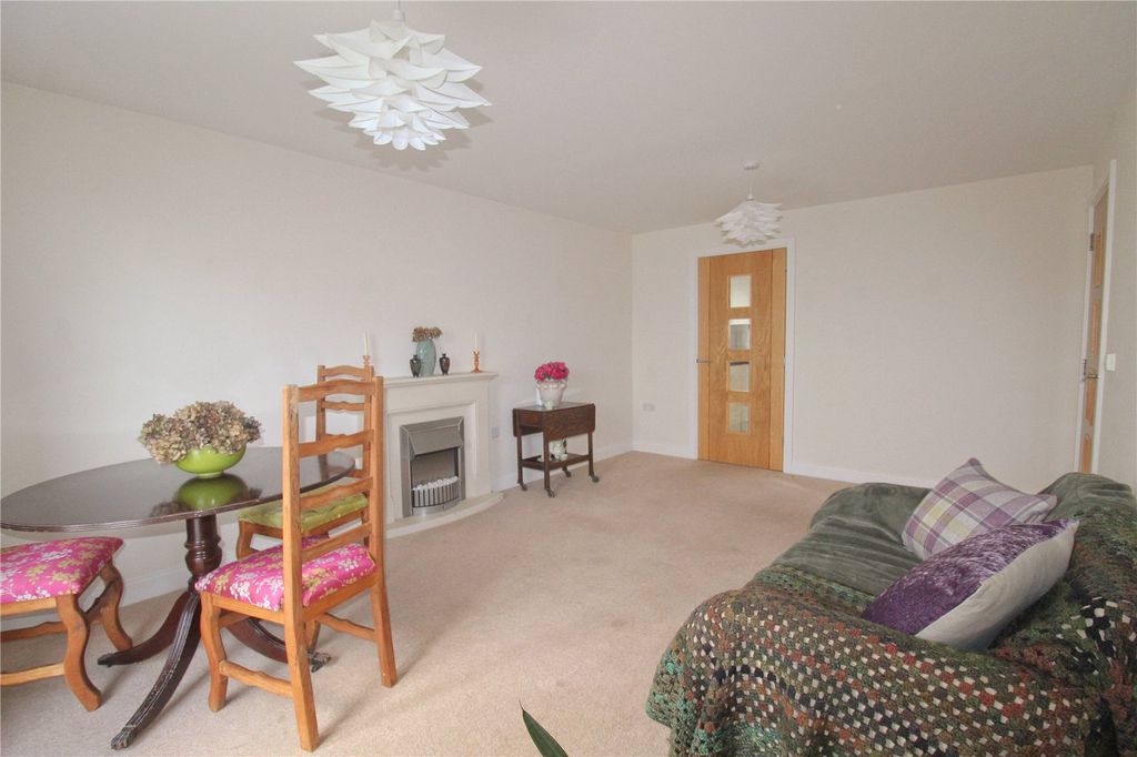2 bed flat for saleApplegate House, Trowbridge BA14 photo 4