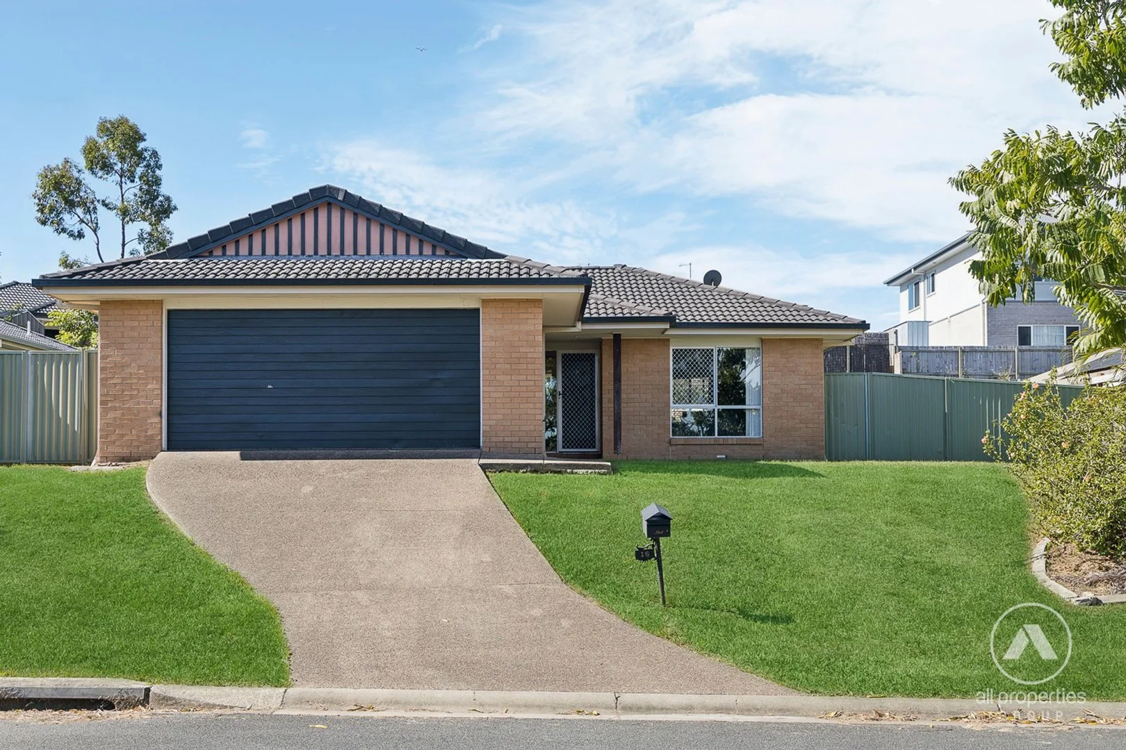 16 Hill End Avenue, Hillcrest QLD 4118