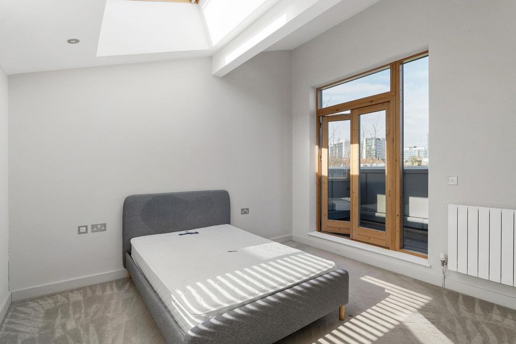 Additional image 14 of 4 bed semi-detached house for saleGibsons Place, Brentford TW8