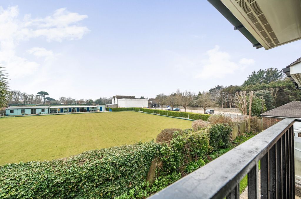 2 bed flat for saleGreenfields, Middleton On Sea PO22 photo 5