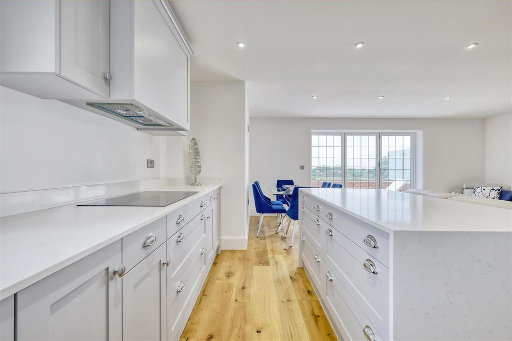 Additional image 2 of 2 bed flat for sale41 Shenfield Road, Shenfield, Brentwood CM15