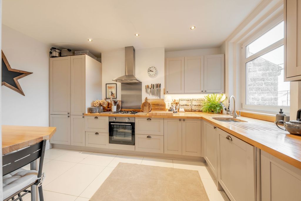2 bed flat for saleKing Edwards Drive, Harrogate HG1 photo 4