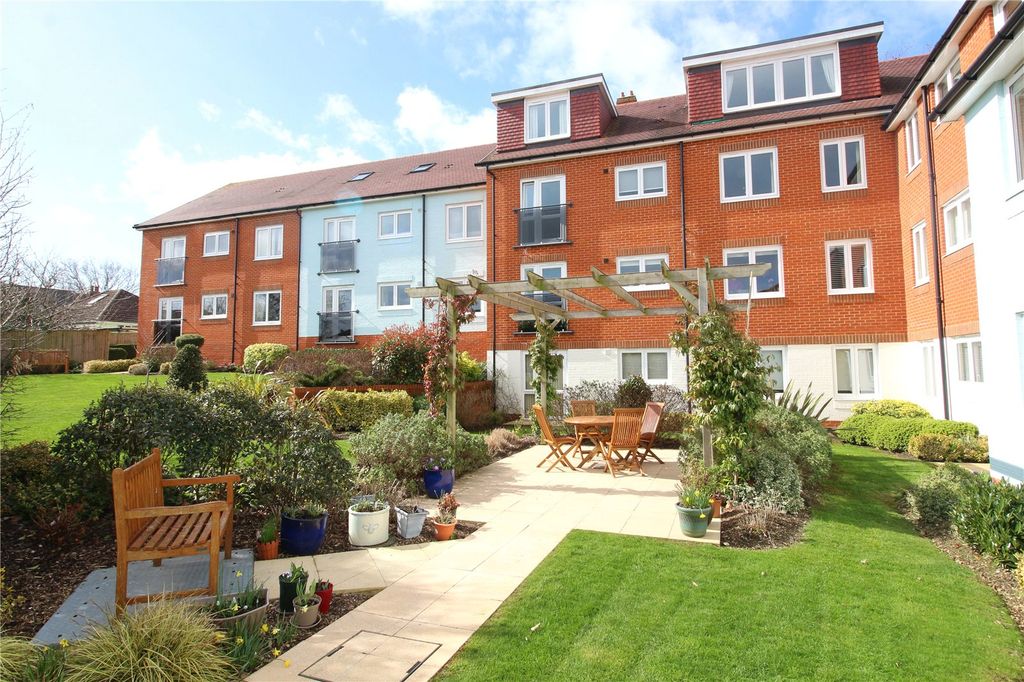 2 bed flat for saleNorth Close, Lymington SO41