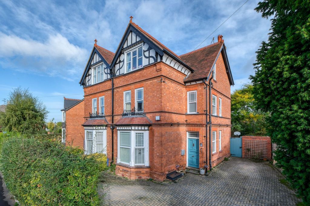 5 bed semi-detached house for saleThe Crescent, Bromsgrove B60