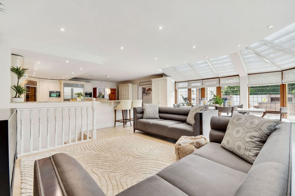 Additional image 18 of 6 bed detached house for saleChallacombe Close, Hutton Mount, Brentwood CM13