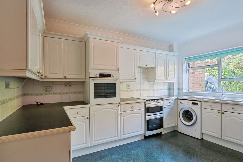 3 bed flat for saleWallace Road, Broadstone, Dorset BH18 photo 3