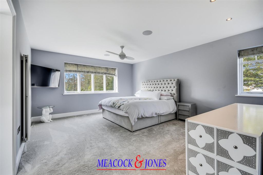Additional image 11 of 5 bed detached house for saleRoundwood Avenue, Hutton Mount, Brentwood CM13