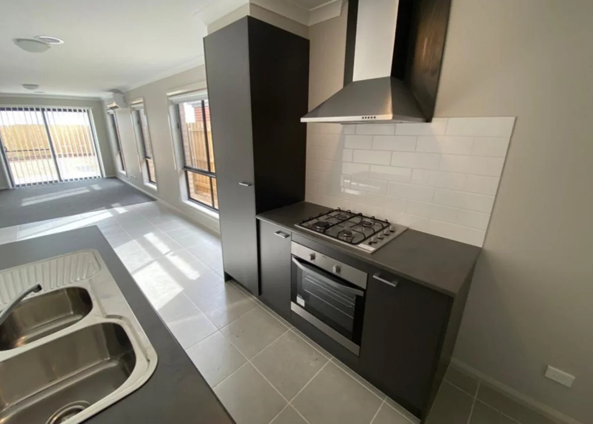 9 Pearce Way, Weir Views VIC 3338 photo 2