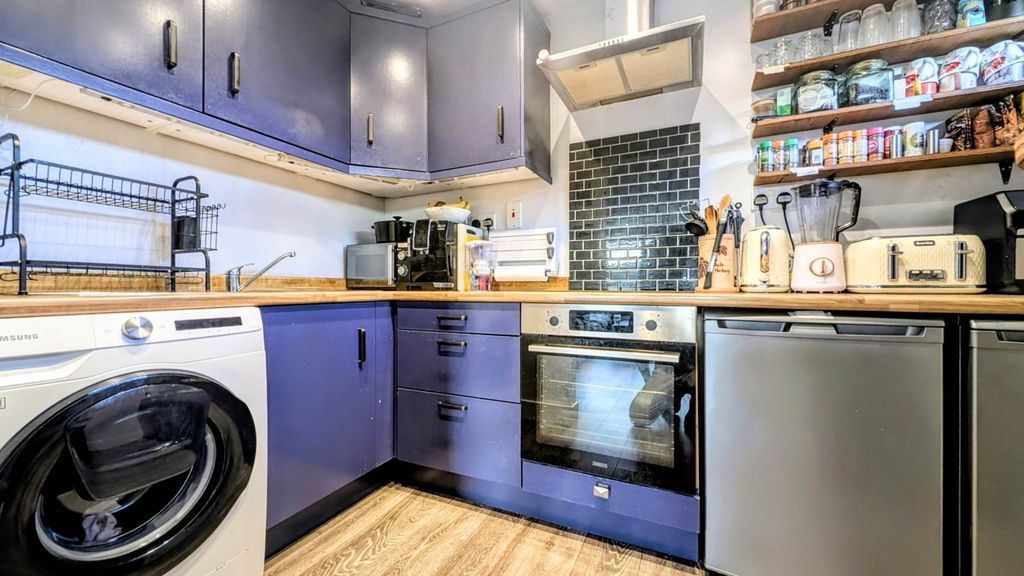 Additional image 4 of 2 bed flat for saleHollybrook Court, Bordon, Hampshire GU35