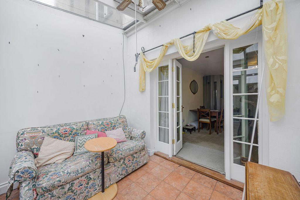 Additional image 10 of 2 bed flat for saleWellington Square, Cheltenham GL50
