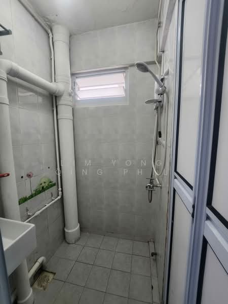 105 Henderson Crescent photo 5