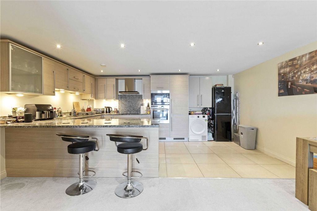 2 bed flat for saleThe Esplanade, Compass Point The Esplanade PO21 photo 4