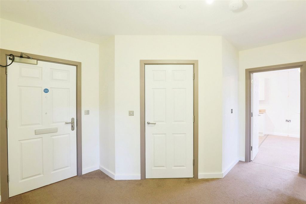 2 bed flat for saleParsons Gardens, Sargent Square, Broadway WR12 photo 3