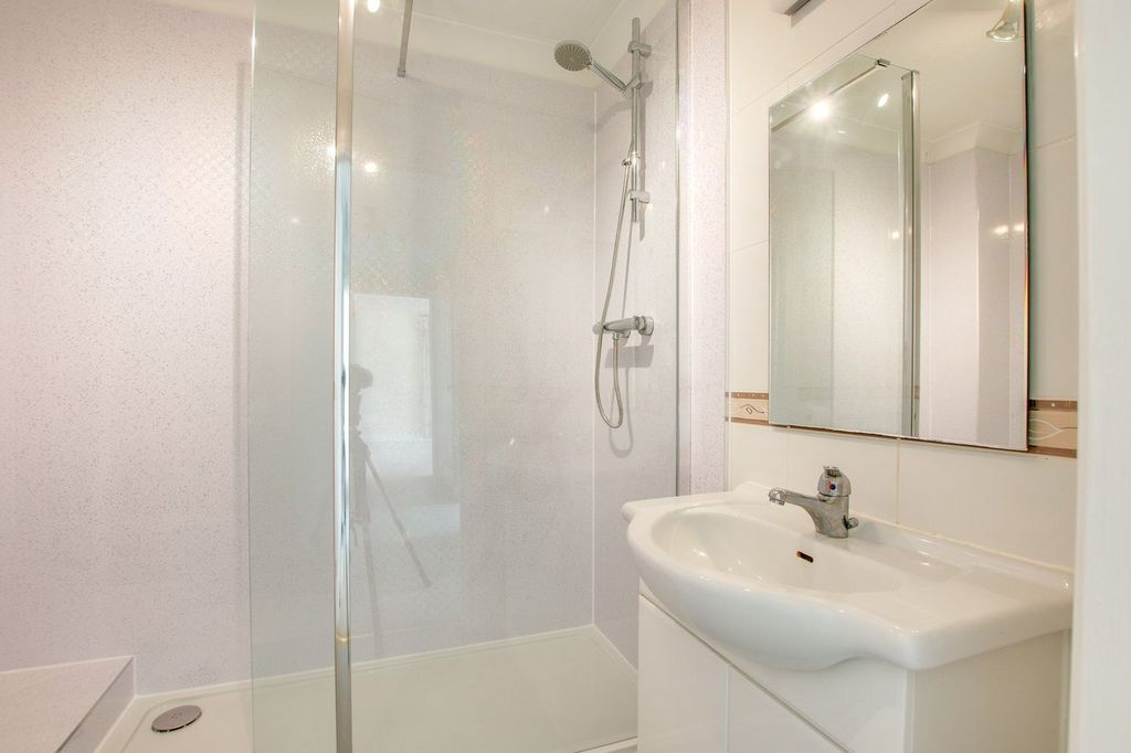 Additional image 8 of 2 bed flat for saleBrookley Road, Brockenhurst SO42