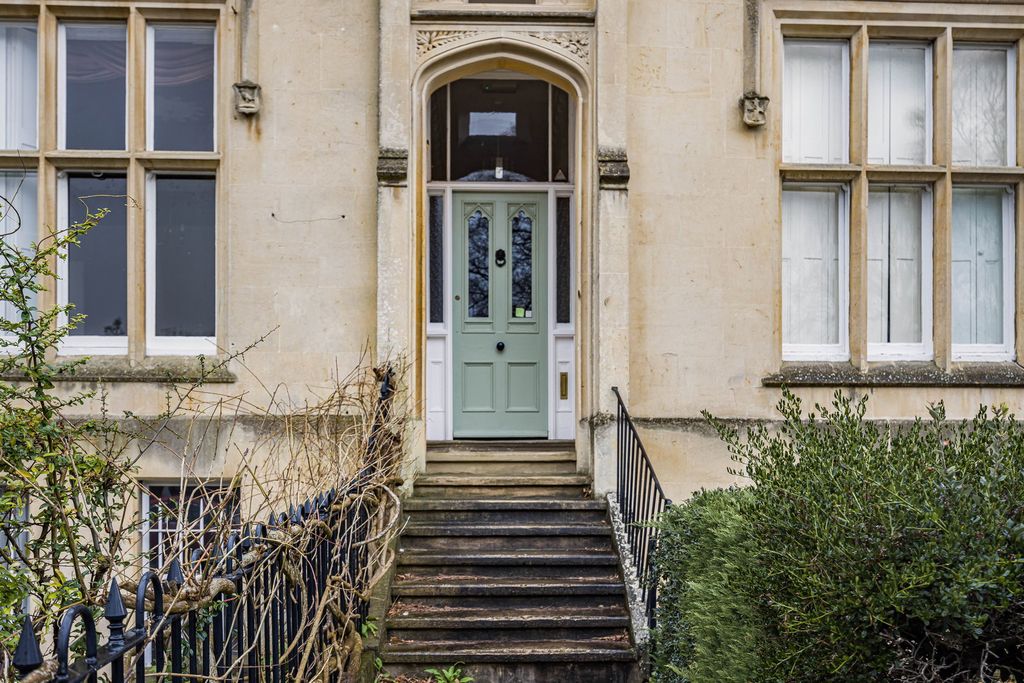 Additional image 2 of 2 bed flat for saleWellington Square, Cheltenham GL50