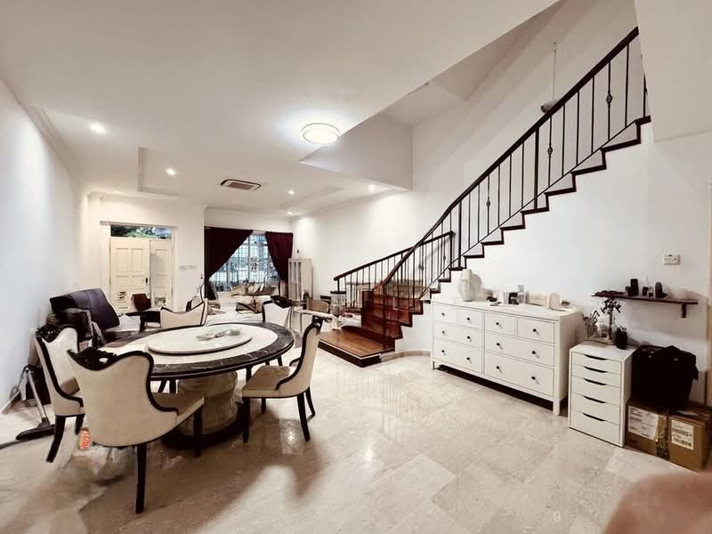 6 Eastwood Green