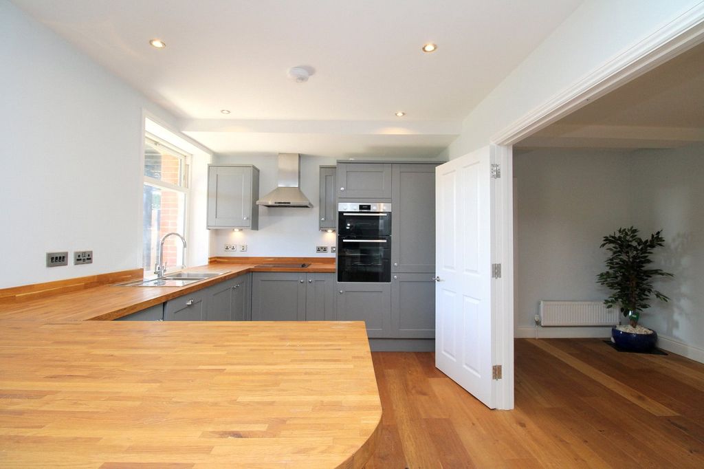 Additional image 5 of 2 bed flat for saleChevalier Road, Felixstowe, Suffolk IP11