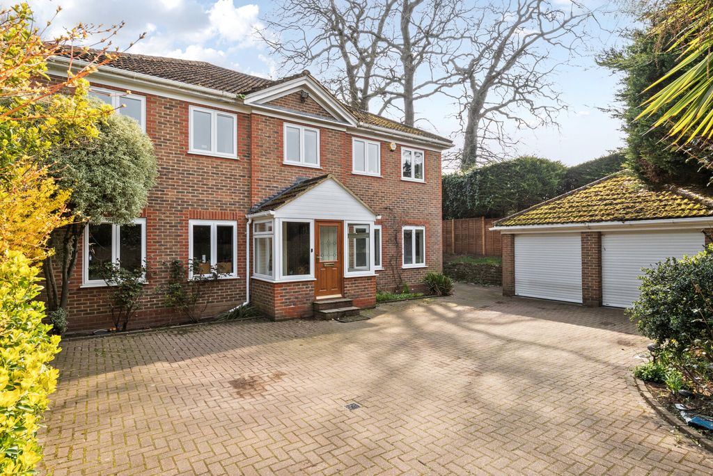 5 bed detached house for saleRosslyn Park, Weybridge KT13