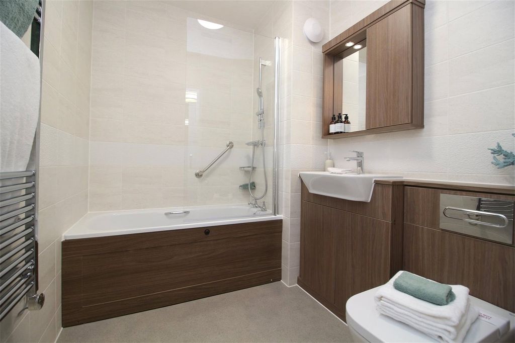 Additional image 6 of 2 bed flat for saleNorth Close, Lymington SO41