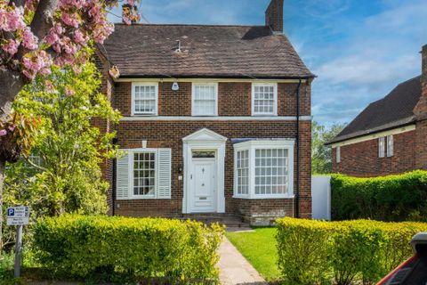 Gurney Drive, Hampstead Garden Suburb, London N2