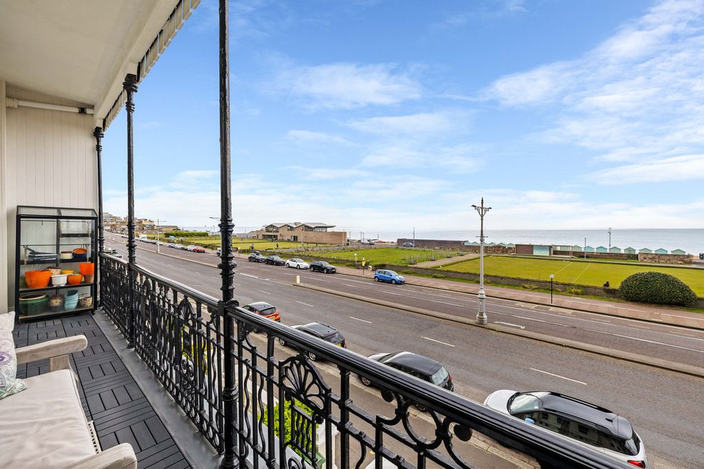 3 bed flat for saleKingsway, Hove BN3 photo 3