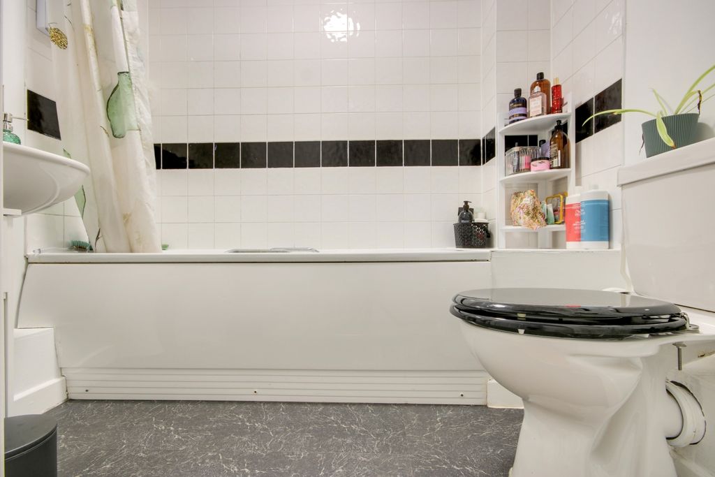 Additional image 10 of 2 bed flat for saleAspen Grove, Fremington, Barnstaple, Devon EX31