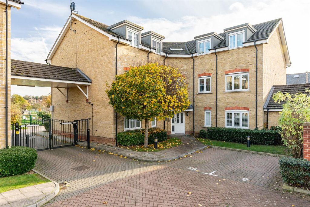 2 bed flat for saleStants View, Hertford SG13